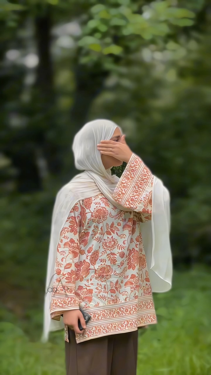 Soft shimmer, timeless elegance. ✨🤍A perfect blend of modesty and sophistication, designed to make every moment shine with grace.
.
@wa.hijab_ShimmerHijab #HijabFashion #ModestFashion #HijabStyle #Elega